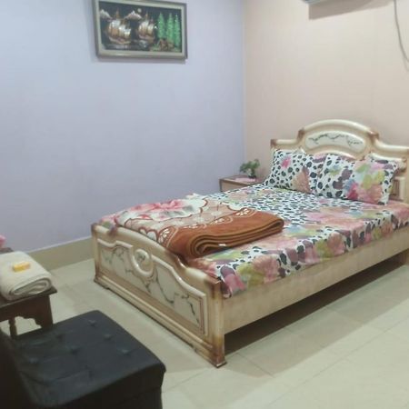Palm Valley Hotel Sukkur Екстер'єр фото